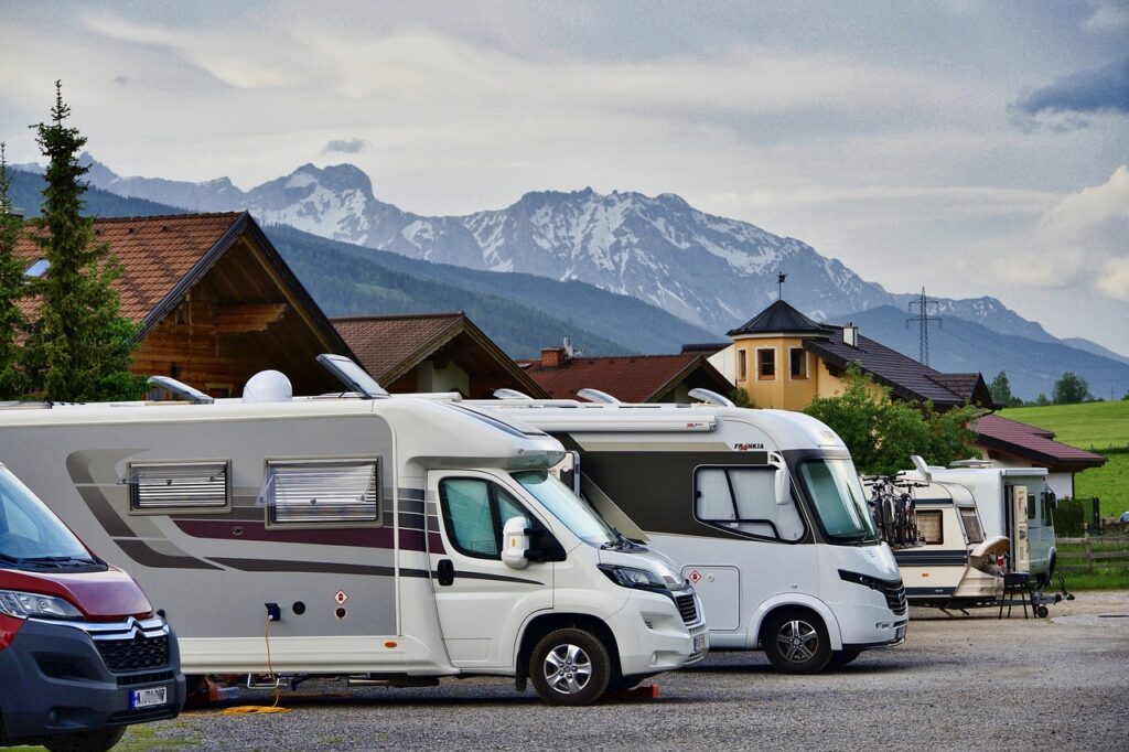 camping, motorhome, traveling-5099382.jpg